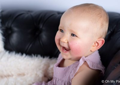 Séance bébé sur canapé