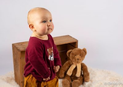 Séance enfant avec son ours au studio