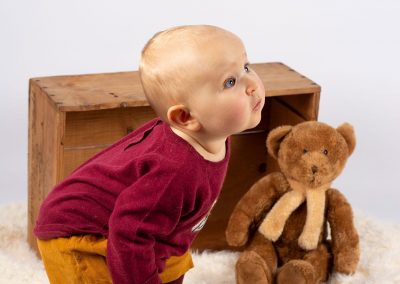 Séance bébé et son ourson au studio