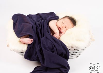 Séance nouveau-né sur son coussin au studio