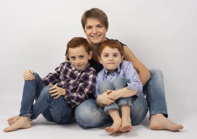 Séance famille d'une maman et ses deux enfants