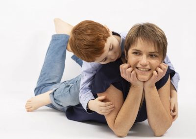 Séance famille d'une maman et son enfant allongés